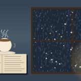 雨に濡れた窓辺と読みかけの本、ティーカップ、温かいランプ