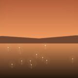 夕焼けのガンジス川に浮かぶ祈りの灯火