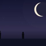 三日月の夜空の下、離れて立つ二人のシルエット