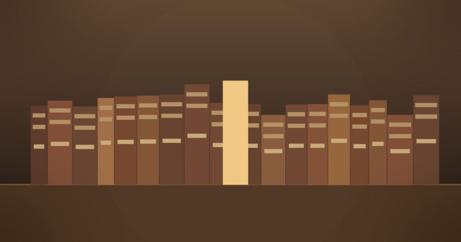 古びた本の棚に並ぶ茶色の背表紙のなかで、一冊だけが明るく光っている