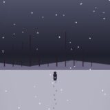 雪の降る冬の白い森と一本の小道、雪に静かに足跡が続く