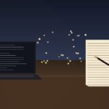 夜のデスクで光るノートPCの画面と、隣に置かれた紙の原稿と万年筆、AIの粒子のような光